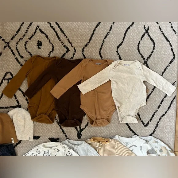 ♥️ Lot of Neutral 6-9 Month Clothes